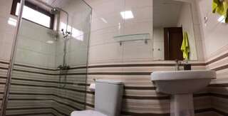 Гостевой дом TEMO GUEST HOUSE 10 Батуми Классический трехместный номер-12