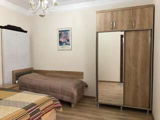 Гостевой дом TEMO GUEST HOUSE 10 Батуми Классический трехместный номер-17