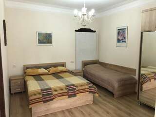 Гостевой дом TEMO GUEST HOUSE 10 Батуми Классический трехместный номер-18